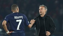 VIDEO: Mbappé to zrejme pod Enriquem nemal ľahké. Objavili sa zábery, na ktorých mu vulgárne čistí žalúdok