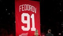 VIDEO: Do NHL prišiel v čase, keď to bolo takmer nemožné. Detroit vyradil dres svojej legendy