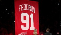 VIDEO: Do NHL prišiel v čase, keď to bolo takmer nemožné. Detroit vyradil dres svojej legendy