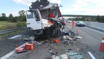 Vodič nákladiaka v plnej rýchlosti nabúral do pracujúcich cestárov