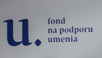 Zamestnanci FPU našli v kanceláriách odpočúvacie zariadenia. Prstom ukazujú na riaditeľa