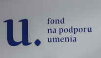 Zamestnanci FPU našli v kanceláriách odpočúvacie zariadenia. Prstom ukazujú na riaditeľa