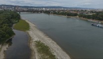 Výletná loď musela zakotviť, rybári márne čakajú. V Dunaji chýba nepredstaviteľné množstvo vody