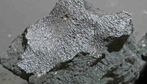 Meteorit prerazil strechu domu. Vedci v ňom našli látky, ktoré môžu objasniť vznik života