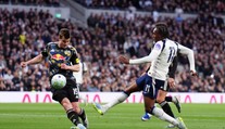Premier League: Tottenham prišiel o dôležité víťazstvo po penalte. Zotrvanie v súťaži stále nemá isté