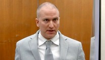 Expolicajt, ktorý zabil Afroameričana Floyda, sa na súde odvolal. Sťažuje sa na súd aj porotu