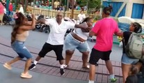 Rodinná bitka v Disneylande: Tragikomické video sa stalo hitom na sociálnych sieťach