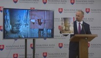 Majerský ukázal fotky problémových stĺpov prešovskej nemocnice. KDH chce odvolávať Kaliňáka