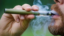 Vykašliaval krv, vyšetrenie ukázalo poškodenie pľúc. Tínedžer fajčil elektronické cigarety od 12 rokov