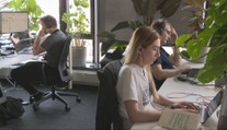 Dobrý deň alebo ahoj? Niekde sa tyká od riaditeľa po stážistu, inde vykajú aj vlastným rodičom