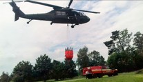 VIDEO: Pri Brezne stále horí les, v ťažko dostupnom teréne nasadili aj Black Hawk