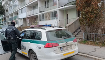 Najskôr sa žene vyhrážal s nožom, potom sa zabarikádoval v byte. V Košiciach museli zasahovať kukláči