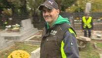 Nikdy nepočul, ani nehovoril. Romanovi zadáva šéf úlohy spôsobom, ktorý mnohých pobaví