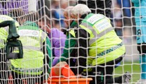 Brankára Tottenhamu museli odniesť na nosidlách s kyslíkovou maskou