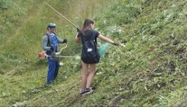 Prázdniny využili naplno. Mladí si zarábajú a pritom pomáhajú svojej obci