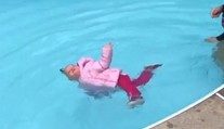 Inštruktorka plávania strčila ročné dieťa do bazéna kompletne oblečené. Išlo o lekciu prežitia