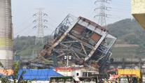 V Južnej Kórei sa zrútila na robotníkov 60-metrová veža tepelnej elektrárne