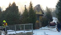Veľký požiar domu na východe Slovenska. Muža uväzneného v plameňoch sa zachrániť nepodarilo
