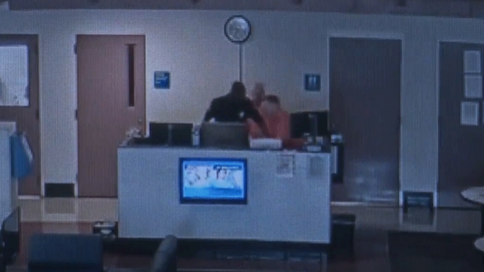 Z kriminálnikov hrdinovia. Strážnikovi s infarktom zachránili život traja väzni