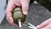Rus sa chcel kamarátovi pochváliť s granátom z Ukrajiny. Opilecký večierok sa skončil tragédiou