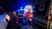 FOTO: Autobus zišiel z cesty a prevrátil sa. Medzi desiatimi zranenými sú aj ťažké prípady