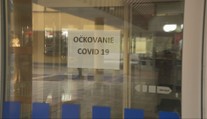 Mnohí seniori sa k vakcíne proti Covidu-19 nemajú ako dostať. Domovy dôchodcov volajú po zmene