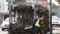 Po útoku migranta nožom v Belfaste vypukli nepokoje. Napätie pretrváva v celej Británii, útočník zamieri pred súd