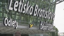 Poplach na letisku v Bratislave: Lietadlo obkľúčili záchranári a hasiči