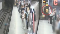 VIDEO: Chlapec pozeral do mobilu a vykročil do prázdna. Od tragédie chýbali sekundy