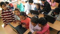 Rómskym žiakom pomáhajú so žiadosťou o príspevok na notebook terénni pracovníci