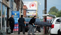 USA: Polícia pátra po dvoch strelcoch z kansaského baru, ich obete boli Hispánci