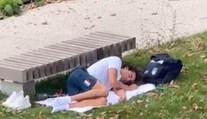 VIDEO: Zlatý medailista kritizuje podmienky v olympijskej dedine. Vyspať sa radšej vybral do parku