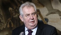 Zeman v Lidiciach varoval pred neonacizmom. Spomenul aj Kotlebu