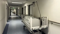 Muž pri bazéne vyvrátil liter krvi. V nemocnici mu povedali, že ide o úpal a poslali ho domov