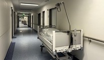 Muž pri bazéne vyvrátil liter krvi. V nemocnici mu povedali, že ide o úpal a poslali ho domov