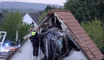 VIDEO: Desivá nehoda v Nemecku. Auto, ktoré najskôr zrazilo chlapca na trampolíne, vletelo do podkrovia stodoly