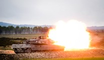 Európsky supertank vytiahol vysmievanú „vykopávku“ proti dronom. Munícia vytvorí kužeľ smrti
