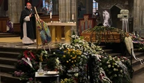 GALÉRIA: Posledná rozlúčka s Jurajom Jakubiskom. Na rakve ležal jeden z jeho symbolov