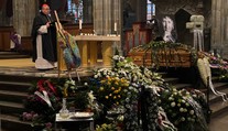 GALÉRIA: Posledná rozlúčka s Jurajom Jakubiskom. Na rakve ležal jeden z jeho symbolov