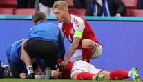 VIDEO: Eriksen na ihrisku opäť skolaboval. Pred piatimi rokmi takmer zomrel, hral so strojčekom na srdci