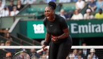 VIDEO: Serena Williamsová šokovala netradičným outfitom, má však na to zásadný dôvod