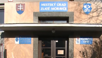 V Zlatých Moravciach si úradníci nadelili štedré odmeny, pritom ľuďom hovoria o šetrení