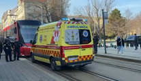 VIDEO: Nehoda v centre Bratislavy. Električka zrazila chodca, premávka je pozastavená