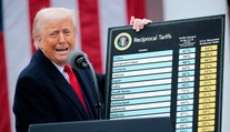 Najvyšší súd USA zrušil rozsiahle clá zavedené Trumpom. Americký prezident zaviedol jednotné globálne clo
