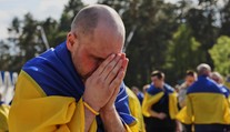 Najväčšia výmena zajatcov od začiatku vojny: Stovky ľudí sa vracajú, mnohí v zlom stave