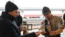 FOTO: Skauti od soboty rána roznášajú Betlehemské svetlo po celom Slovensku
