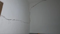Záhadné praskliny sa objavili zo dňa na deň. Obec musela budovu zavrieť