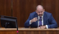 Parlament prerušil rokovanie do pondelka, lídri sa majú dohodnúť na postupe