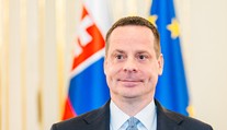 Meno ďalšieho slovenského diplomata v Epsteinových dokumentoch. Lajčák mal chcieť, aby mu zabezpečil odvoz