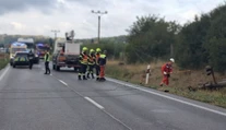 Nehoda ochromila cestu pri Prievidzi. Na vozovku spadol elektrický kábel